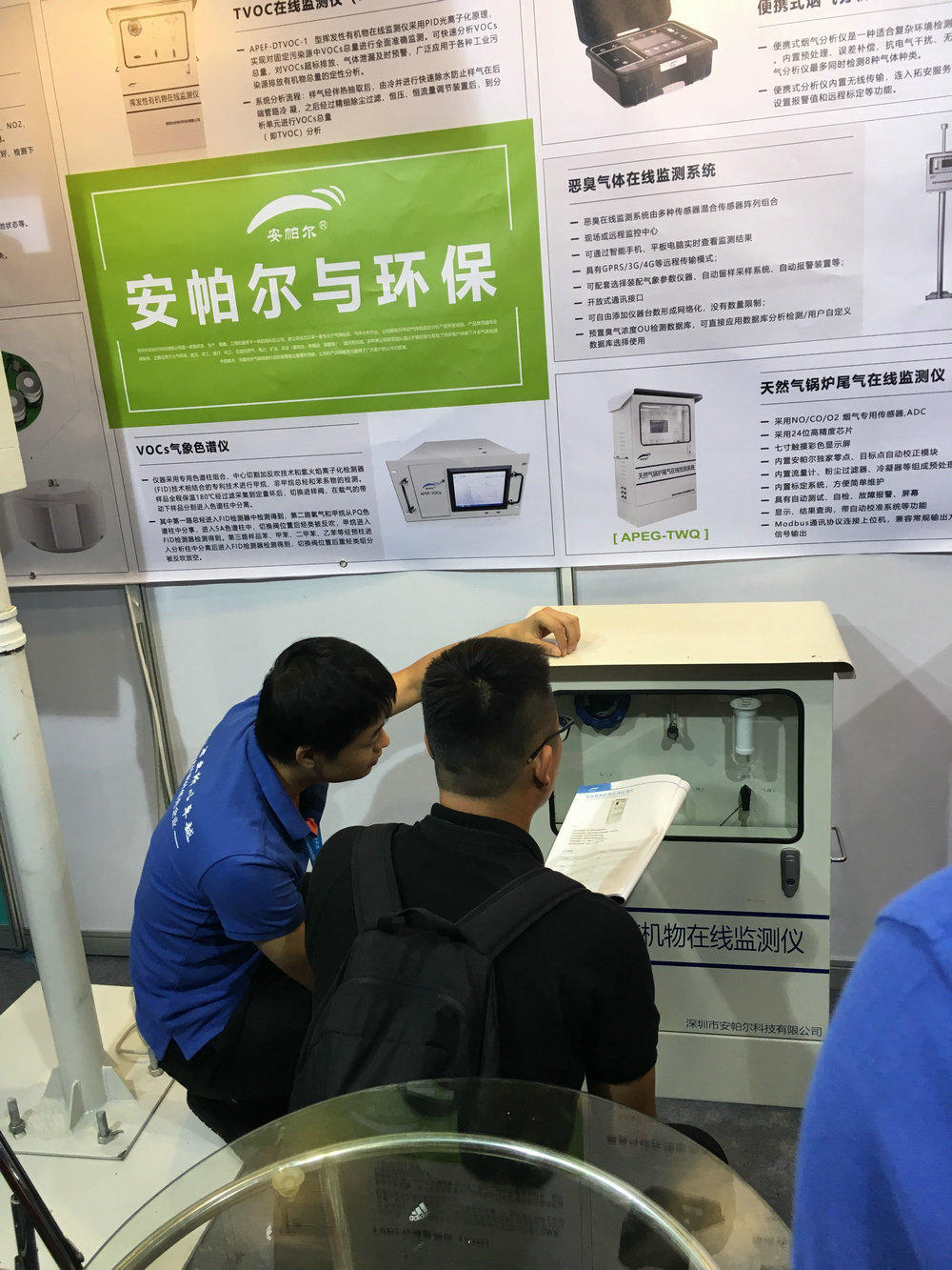 工程師為客戶做產(chǎn)品講解,客戶非常感興趣,觸摸安帕爾的產(chǎn)品