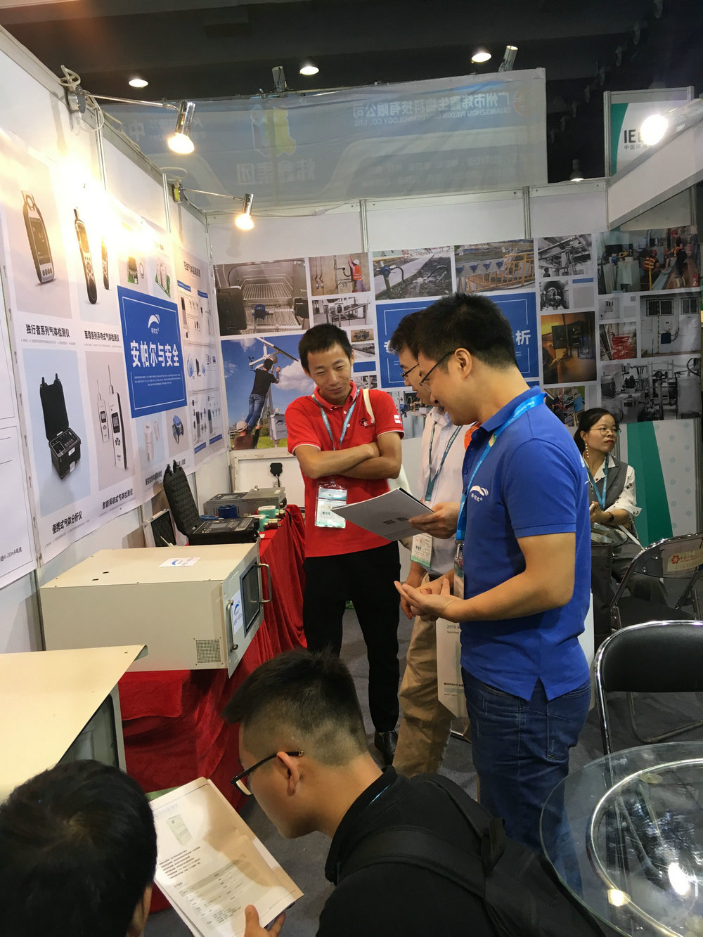 工程師為客戶做產(chǎn)品講解,客戶露出了滿意的微笑